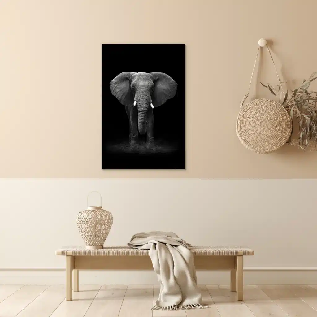 Olifant portret aan een beige muur boven een geweven bankje met een plaid
