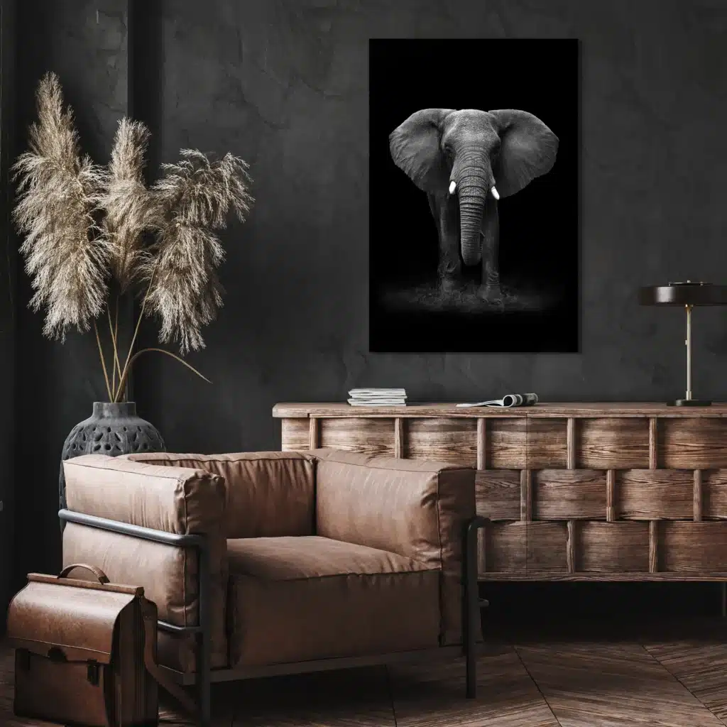 Olifant portret in zwart-wit aan een donkere muur boven een houten dressoir en een leren fauteuil