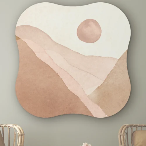 Organische vorm Abstracte bergvallei aan de muur boven twee rotan stoelen