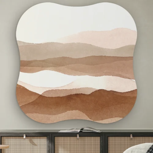 Organische vorm Abstracte duinen aan de muur boven een dressoir met rotan deurtjes