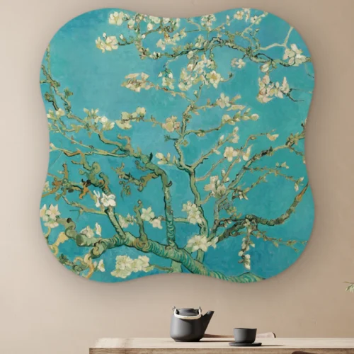 Organische vorm Amandelbloesem aan de muur boven een houten tafel met theepot