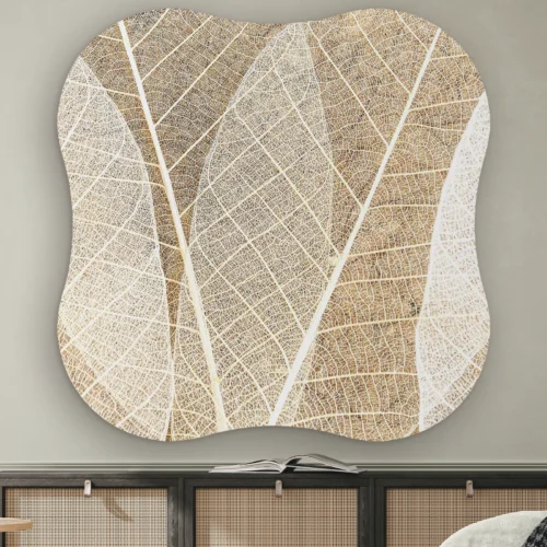 Organische vorm Blad textuur aan de muur boven een dressoir met rotan deurtjes
