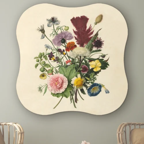 Organische vorm Boeket bloemen aan de muur boven twee rotan stoelen