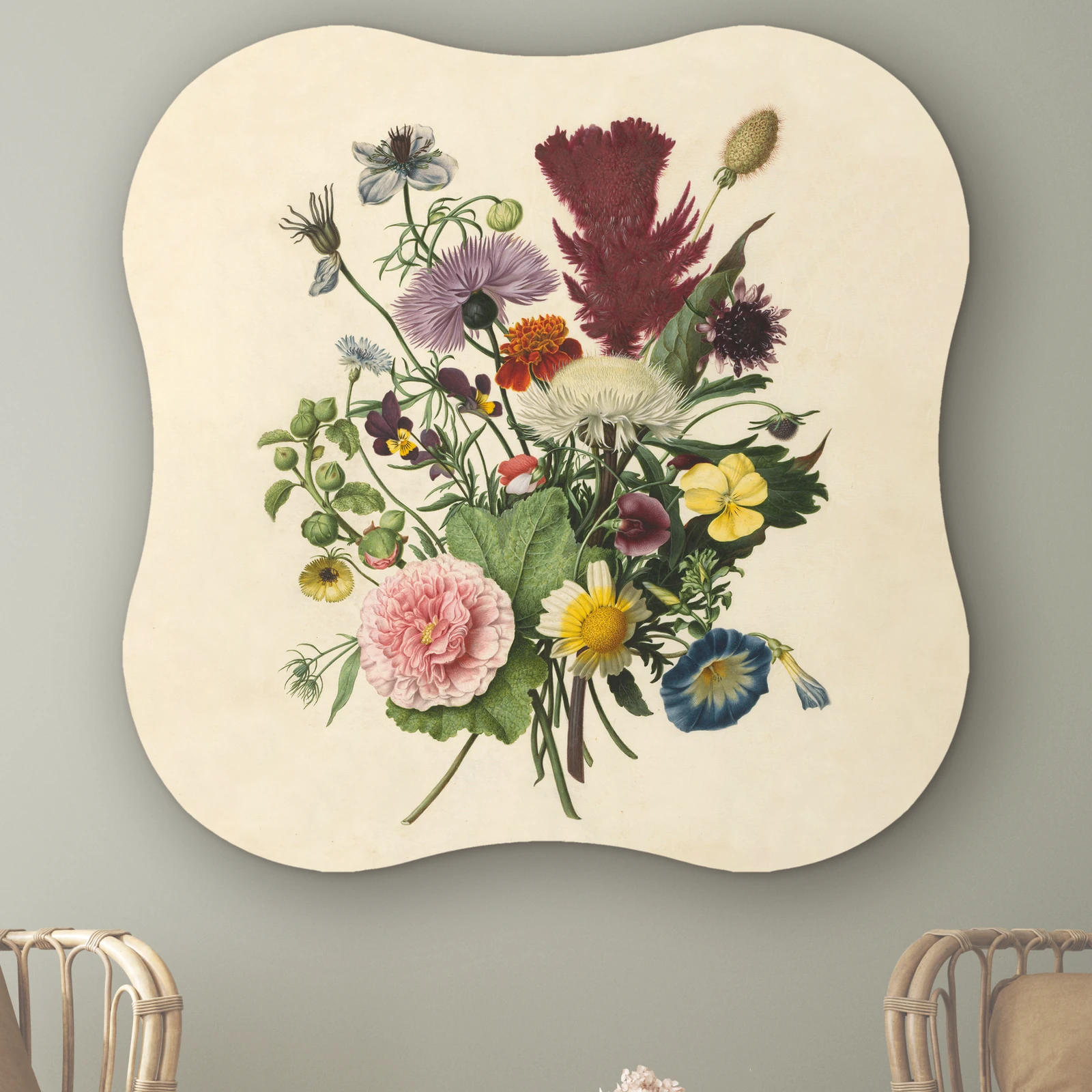 Organische vorm Boeket bloemen aan de muur boven twee rotan stoelen