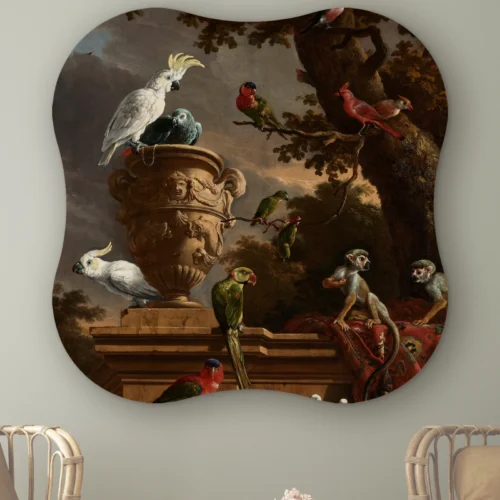 Organische vorm De menagerie aan de muur boven twee rotan stoelen