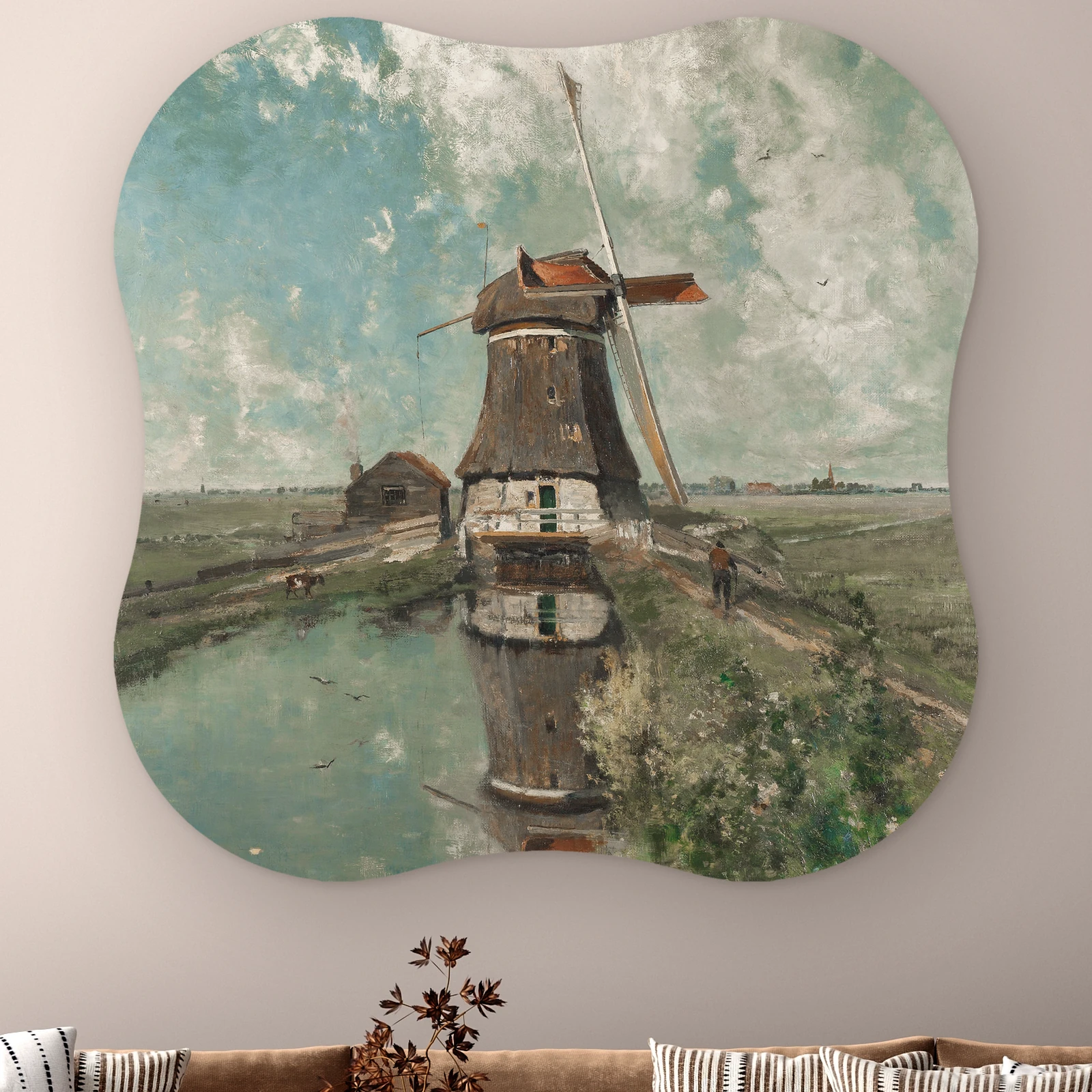 Organische vorm Een molen aan een poldervaart aan de muur boven een bank met gestreepte kussens