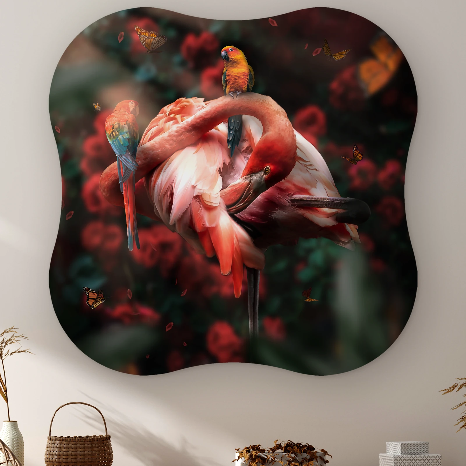 Organische vorm Flamingo met rozen aan de muur boven een kast met een rieten mandje