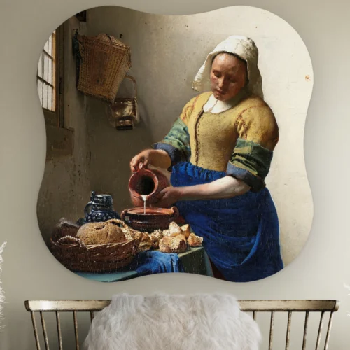 Organische vorm Het melkmeisje aan de muur boven een houten bankje met schapenvacht