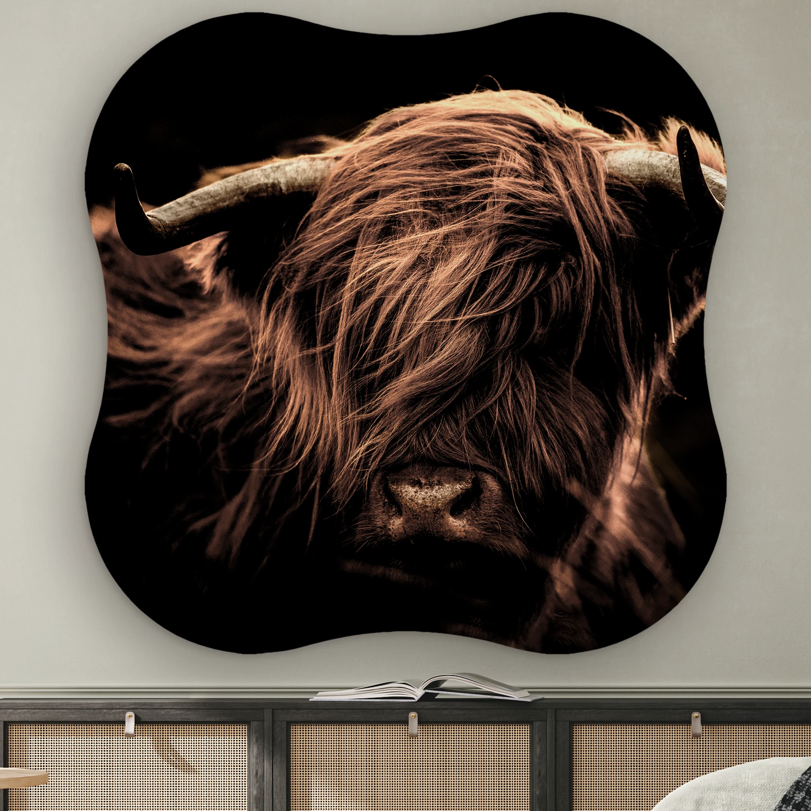 Organische vorm Hooglander portret aan de muur boven een dressoir met rotan deurtjes