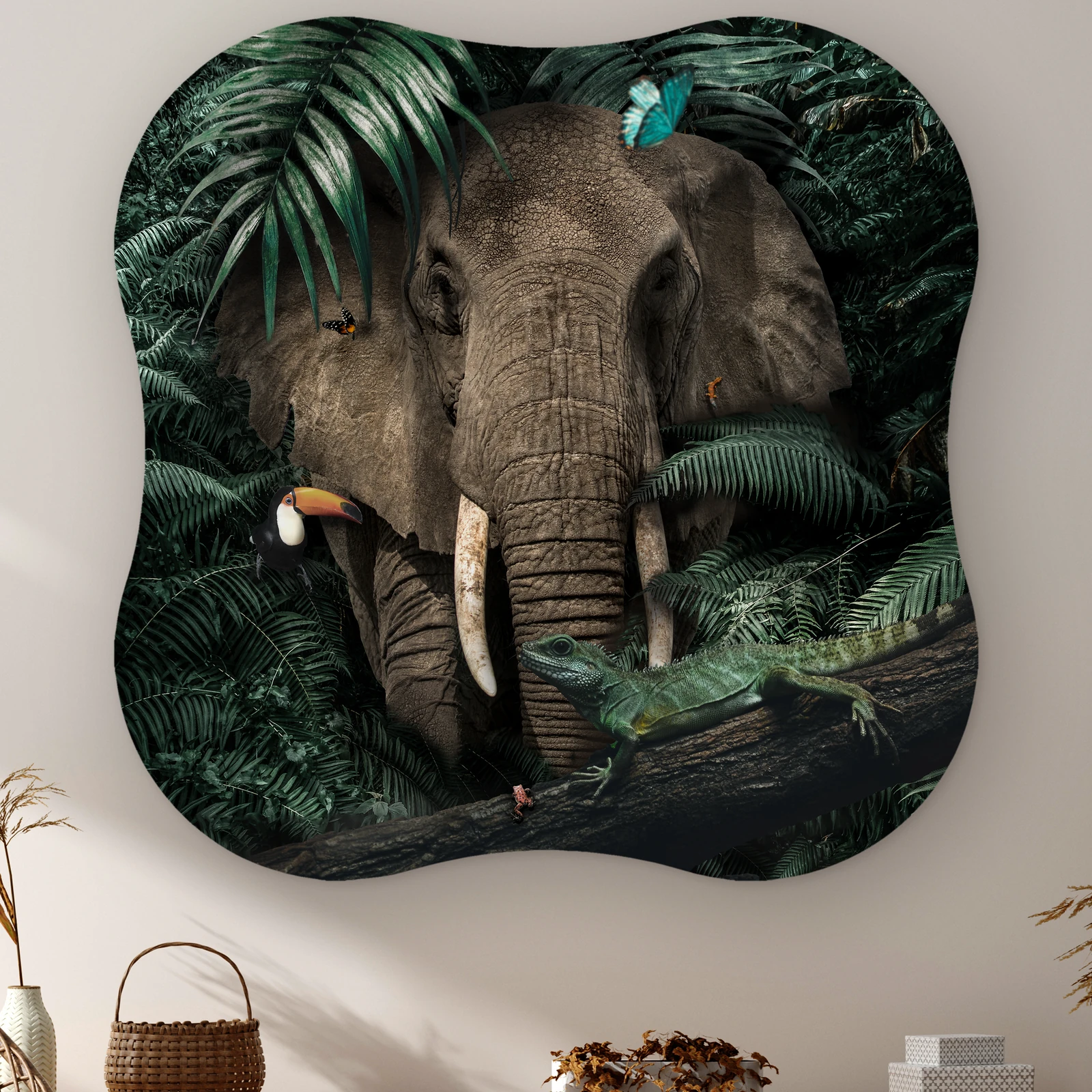 Organische vorm Jungle olifant aan de muur boven een kast met een rieten mandje