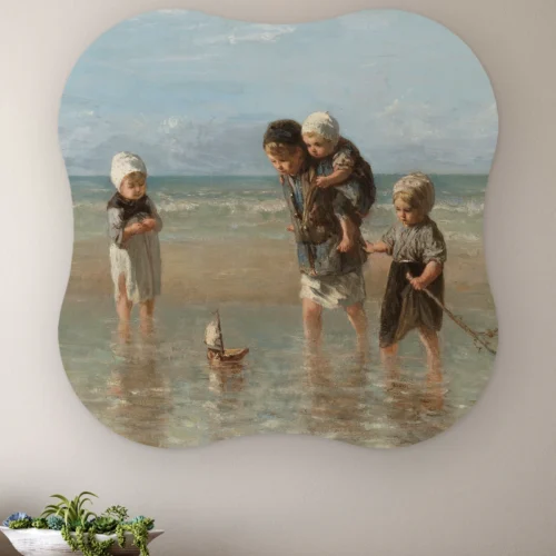 Organische vorm Kinderen aan zee aan de muur boven een houten dressoir met planten