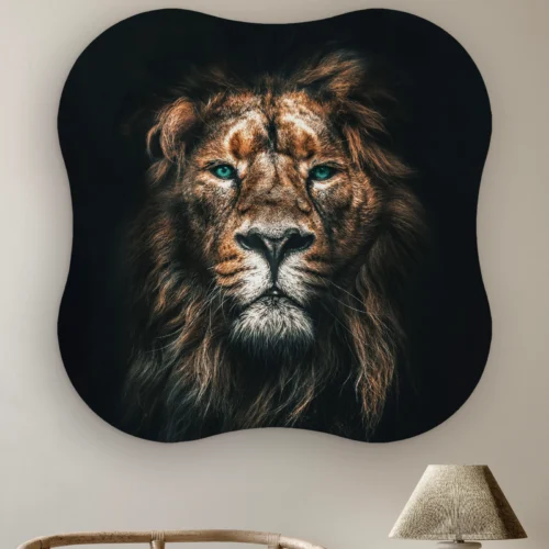 Organische vorm Leeuw portret aan de muur boven een rotan stoel en een tafellamp