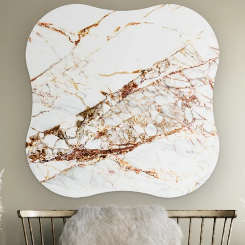 Organische vorm Marmer rose goud aan de muur boven een houten bankje met schapenvacht