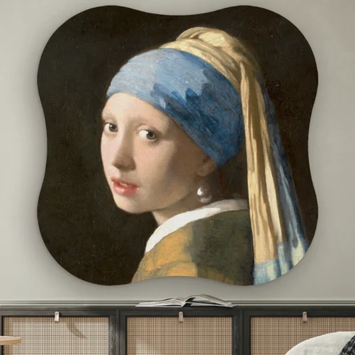 Organische vorm Meisje met de parel aan de muur boven een dressoir met rotan deurtjes