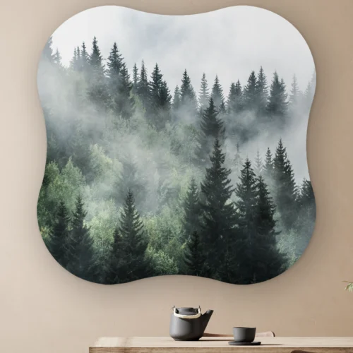 Organische vorm Mistig bos aan de muur boven een houten tafel met theepot