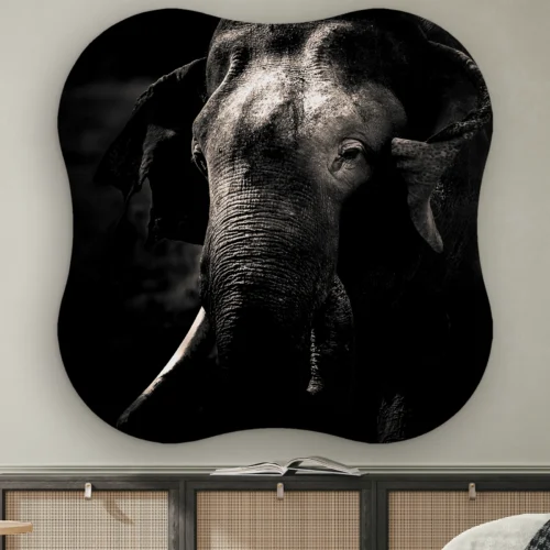 Organische vorm Olifant aan de muur boven een dressoir met rotan deurtjes
