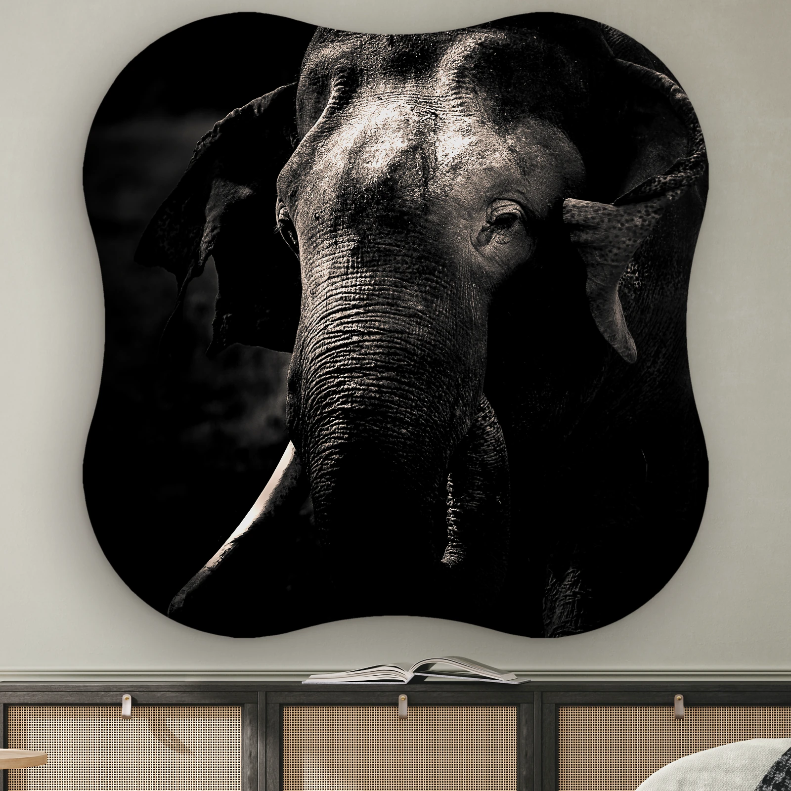 Organische vorm Olifant aan de muur boven een dressoir met rotan deurtjes