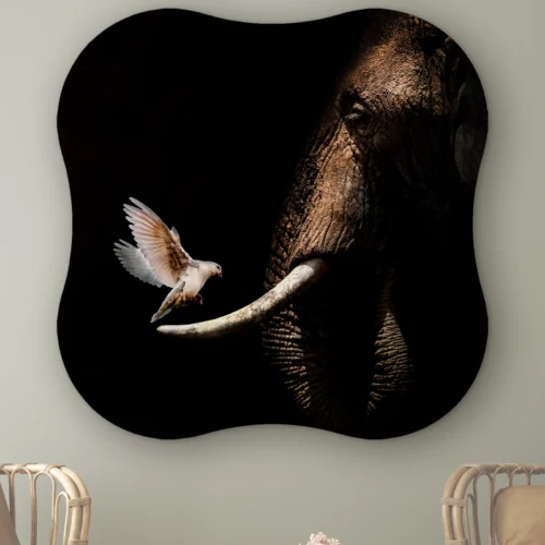 Organische vorm Olifant met duif aan de muur boven twee rotan stoelen