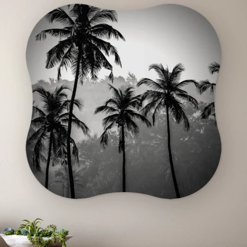 Organische vorm Palmbomen aan de muur boven een houten dressoir met planten