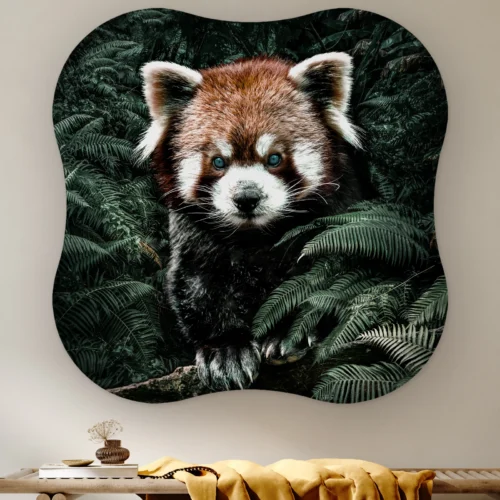 Organische vorm Rode panda aan de muur boven een houten bank met een okergele plaid