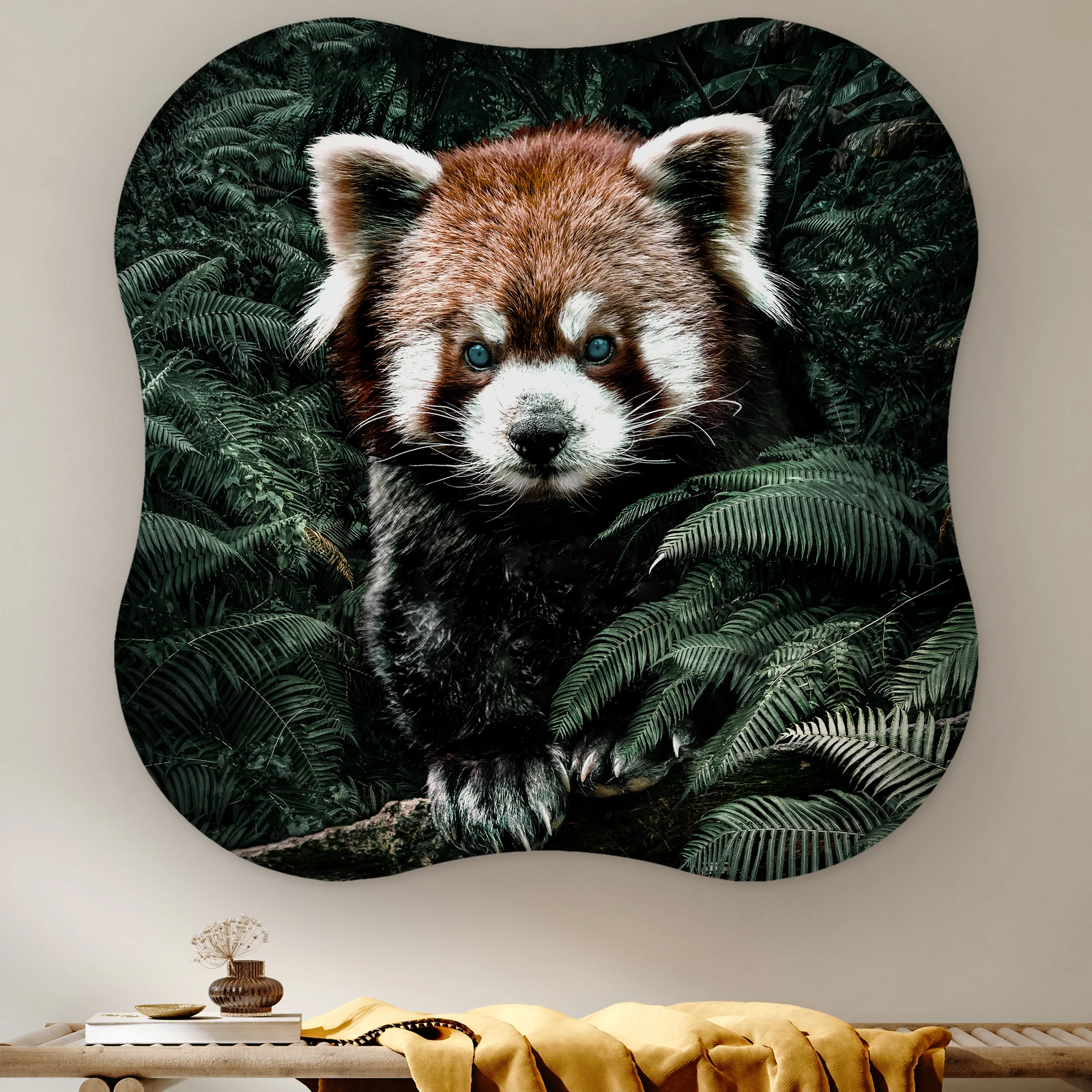 Organische vorm Rode panda aan de muur boven een houten bank met een okergele plaid