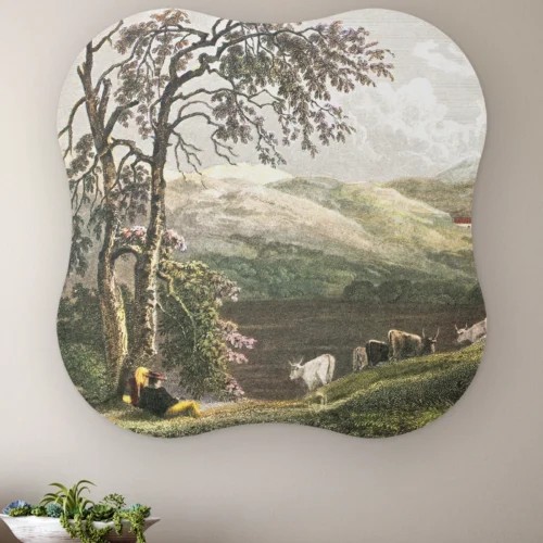 Organische vorm Siciliaans landschap aan de muur boven een houten dressoir met planten