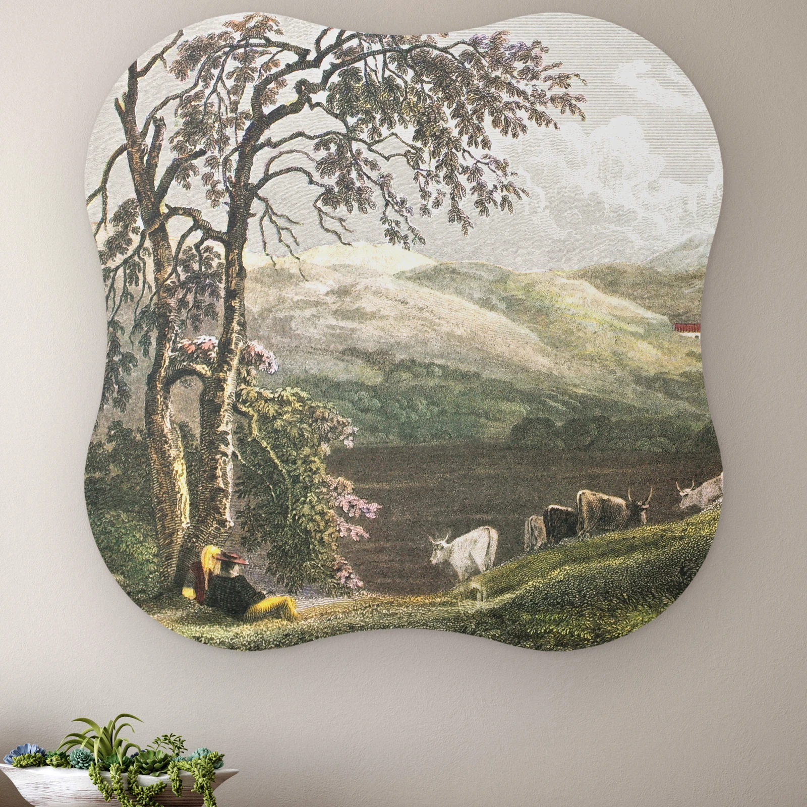 Organische vorm Siciliaans landschap aan de muur boven een houten dressoir met planten
