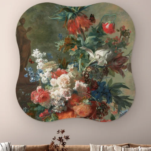 Organische vorm Stilleven met bloemen aan de muur boven een bank met gestreepte kussens