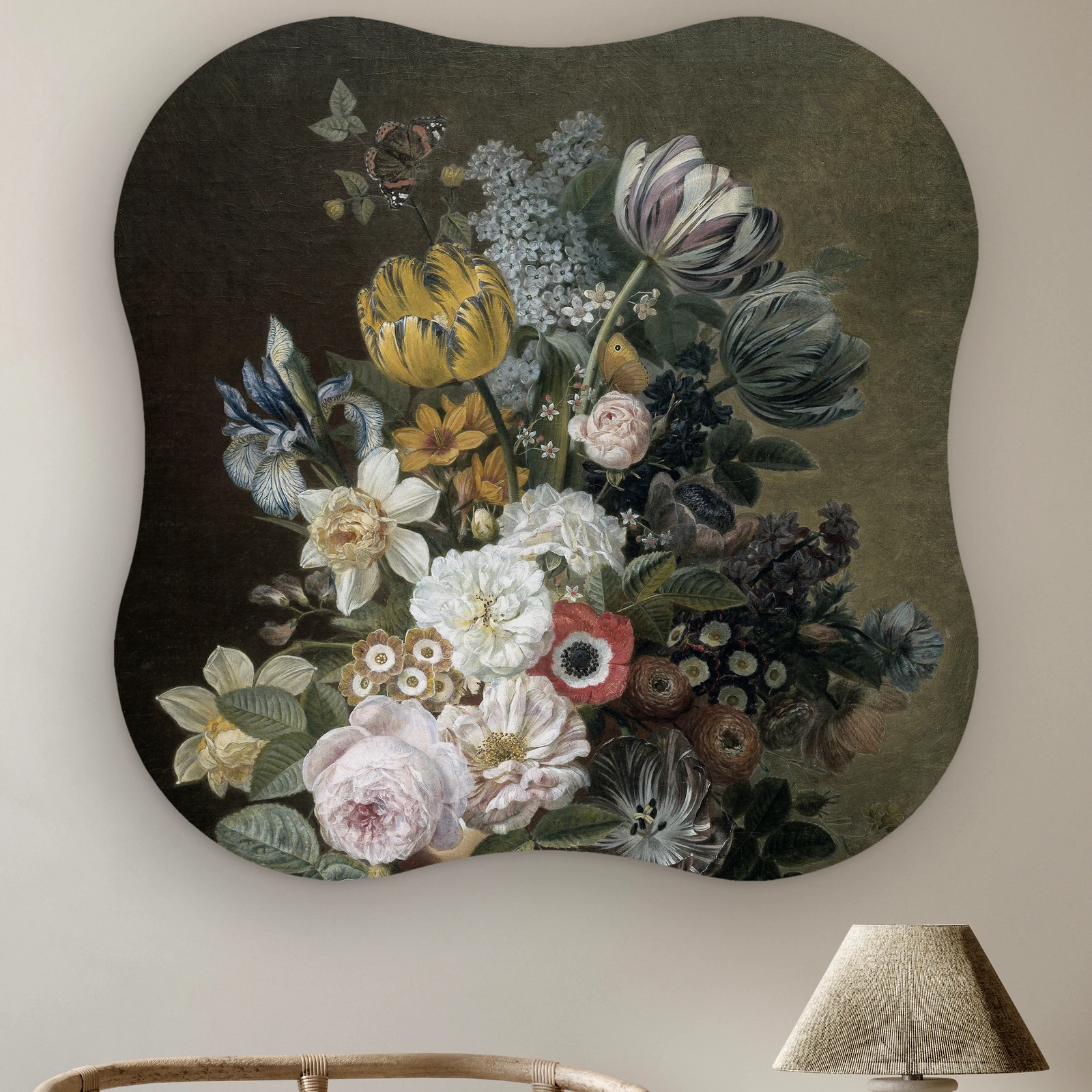 Organische vorm Stilleven met bloemen van Eelke Jelles Eelkema aan de muur boven een rotan stoel en een tafellamp