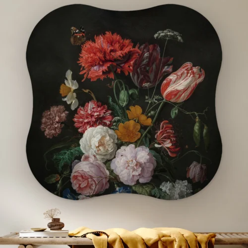 Organische vorm Stilleven met bloemen in een glazen vaas aan de muur boven een houten bank met een okergele plaid