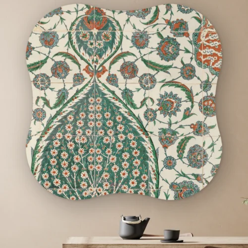 Organische vorm Tegel Esila aan de muur boven een houten tafel met theepot