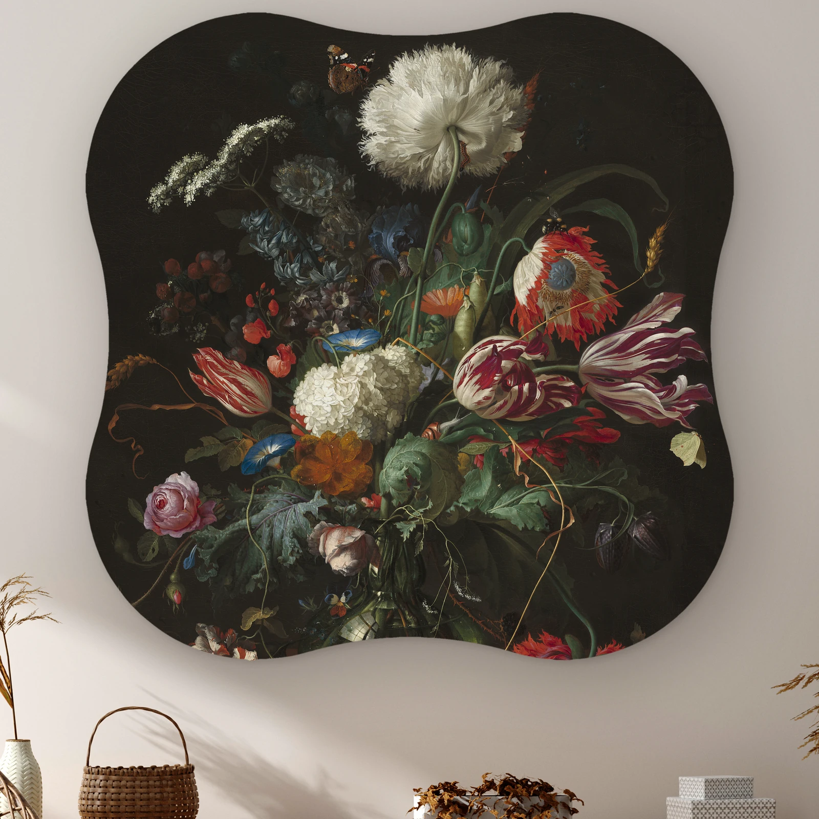 Organische vorm Vaas met bloemen aan de muur boven een kast met een rieten mandje