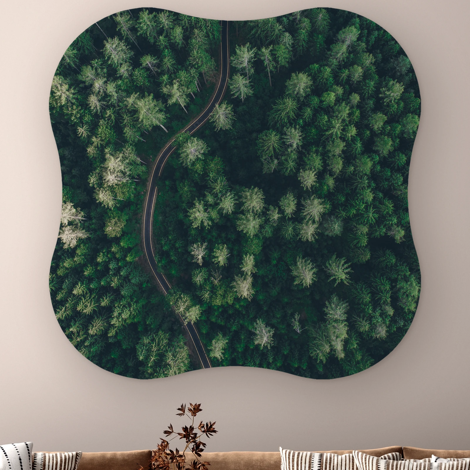 Organische vorm Weg door het bos aan de muur boven een bank met gestreepte kussens