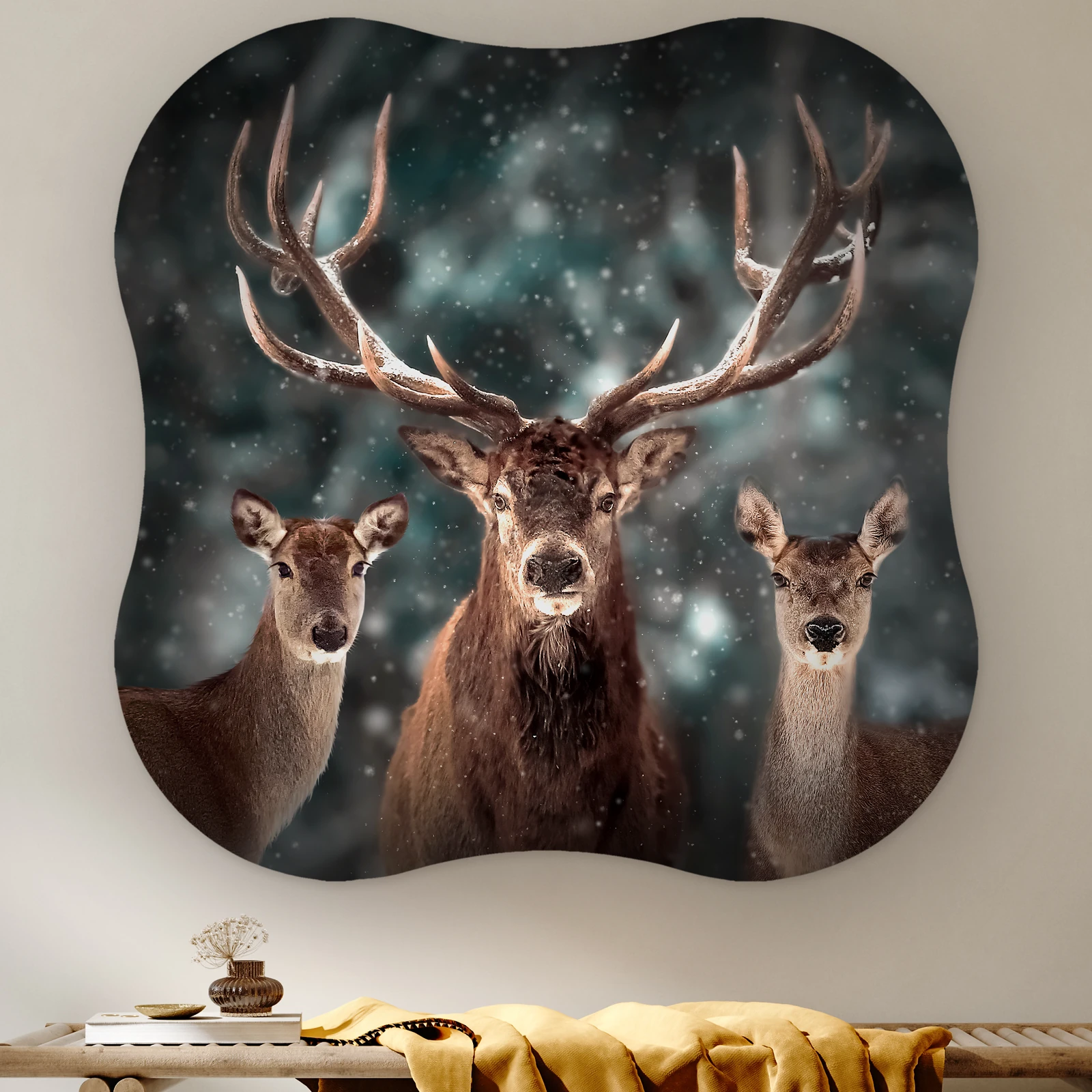 Organische vorm Winterherten aan de muur boven een houten bank met een okergele plaid