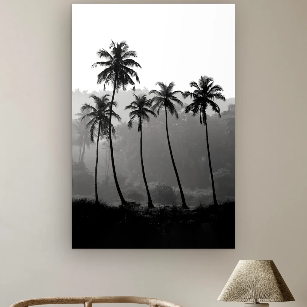 Palmbomen aan de muur boven een rotan stoel en een tafellamp
