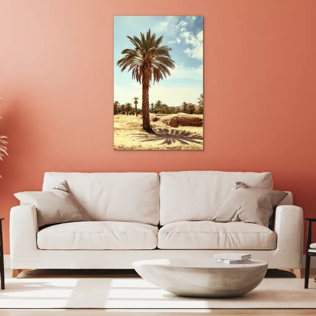 Palmboom aan een koraalrode muur boven een witte bank