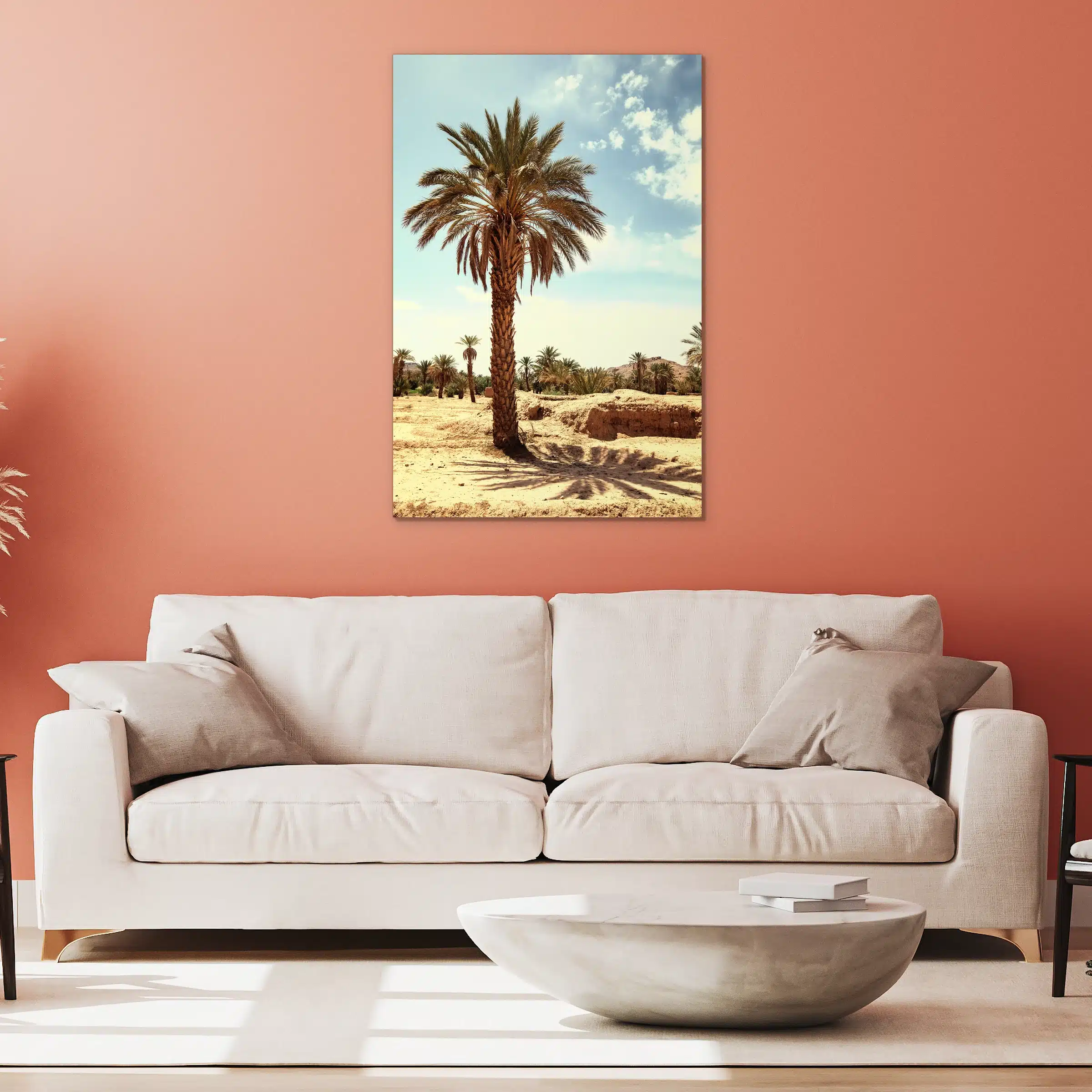 Palmboom aan een koraalrode muur boven een witte bank