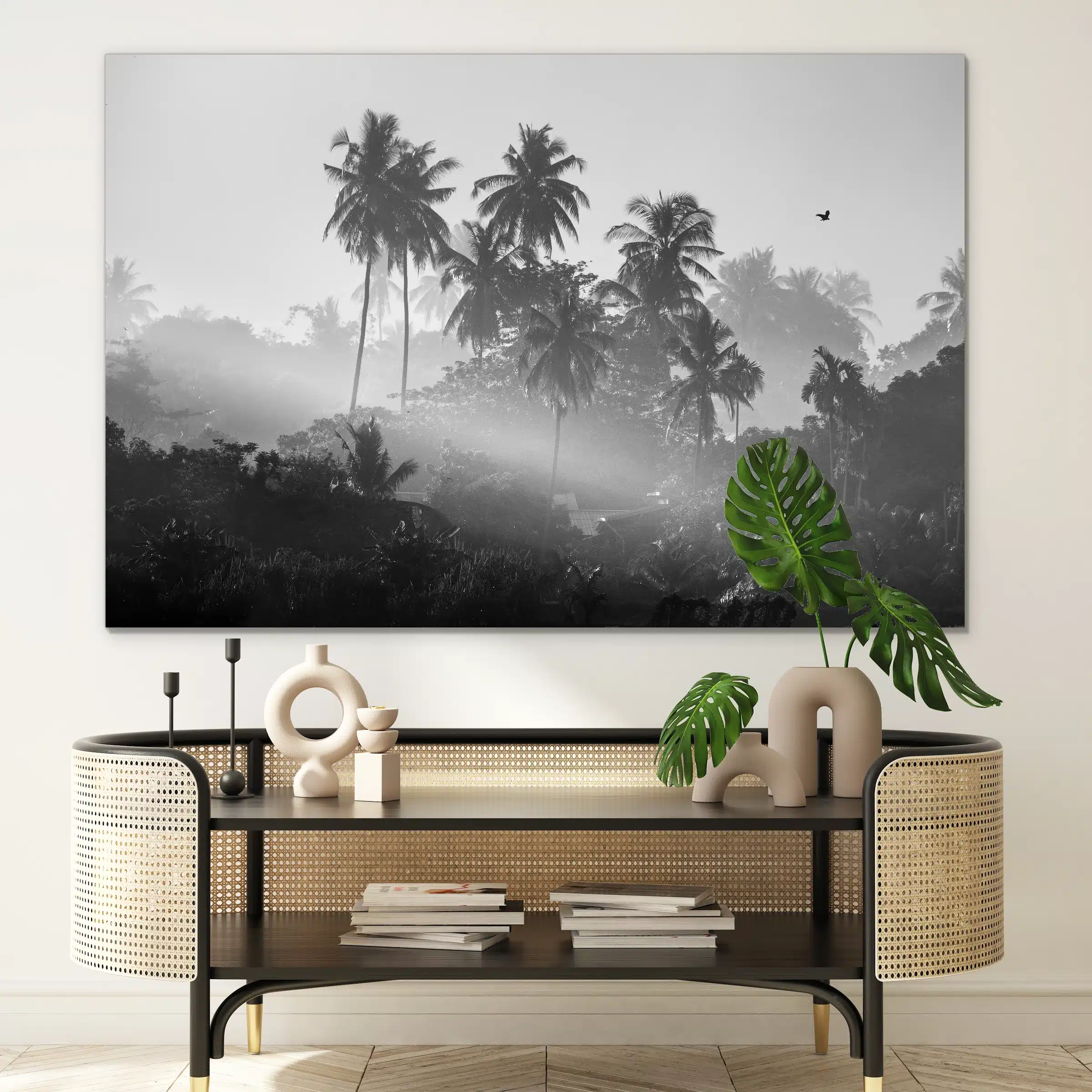 Palmen in de jungle aan een crèmekleurige muur boven een rotan wandtafel met een monstera
