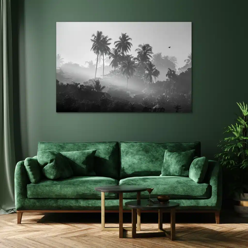 Palmen in de jungle in zwart-wit aan een donkergroene muur boven een groene fluwelen bank
