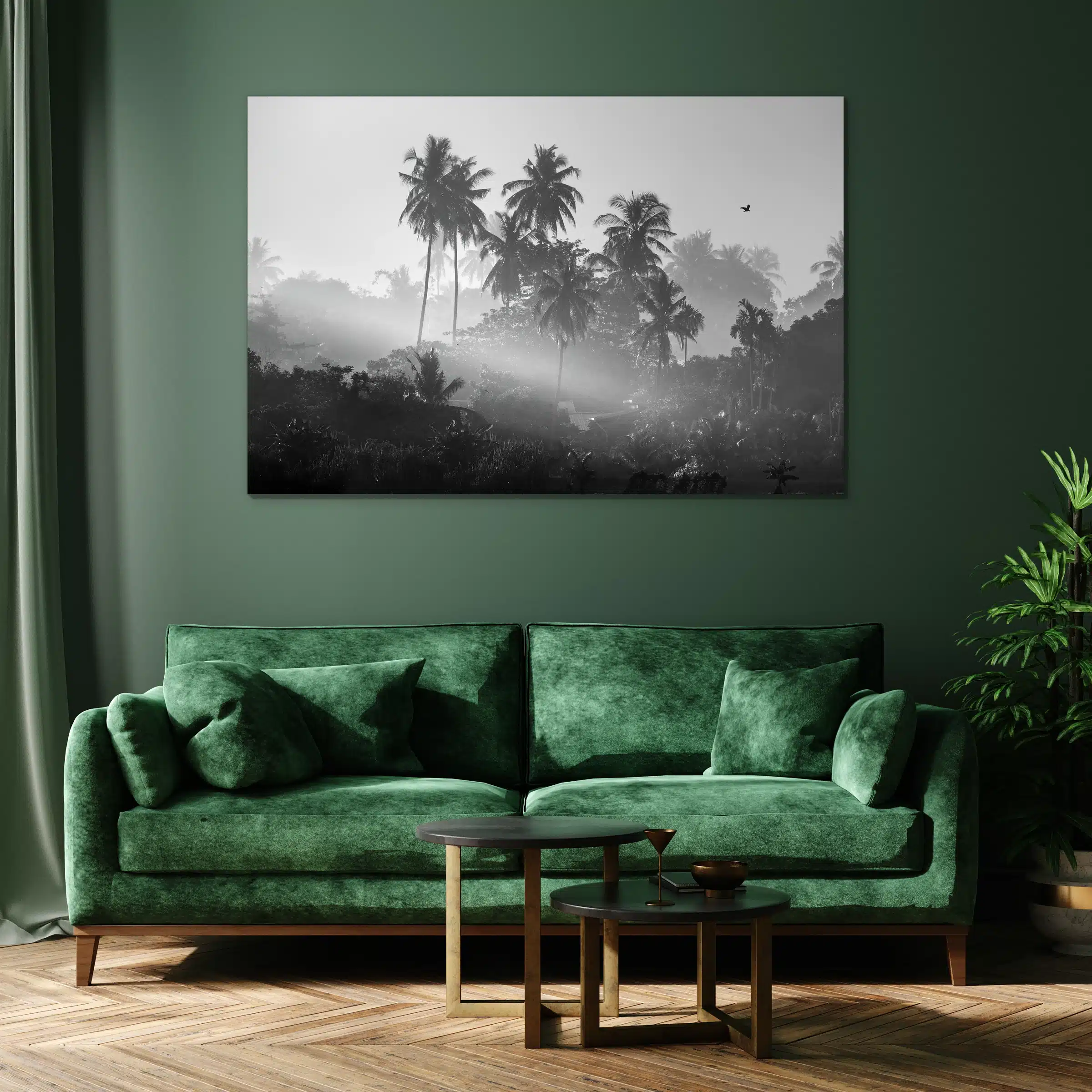 Palmen in de jungle in zwart-wit aan een donkergroene muur boven een groene fluwelen bank