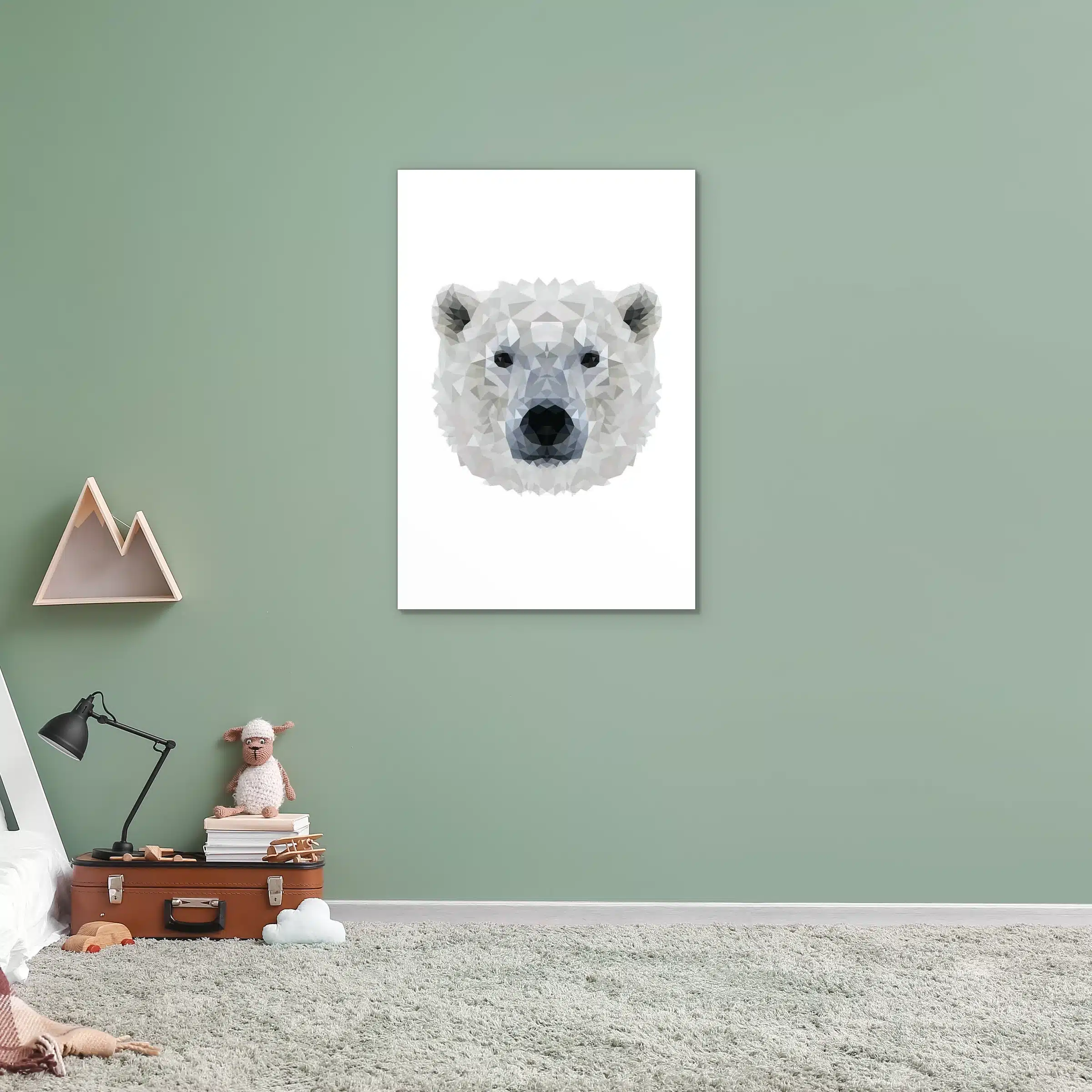 Pixxi ijsbeer aan een saliegroene muur in een kinderkamer