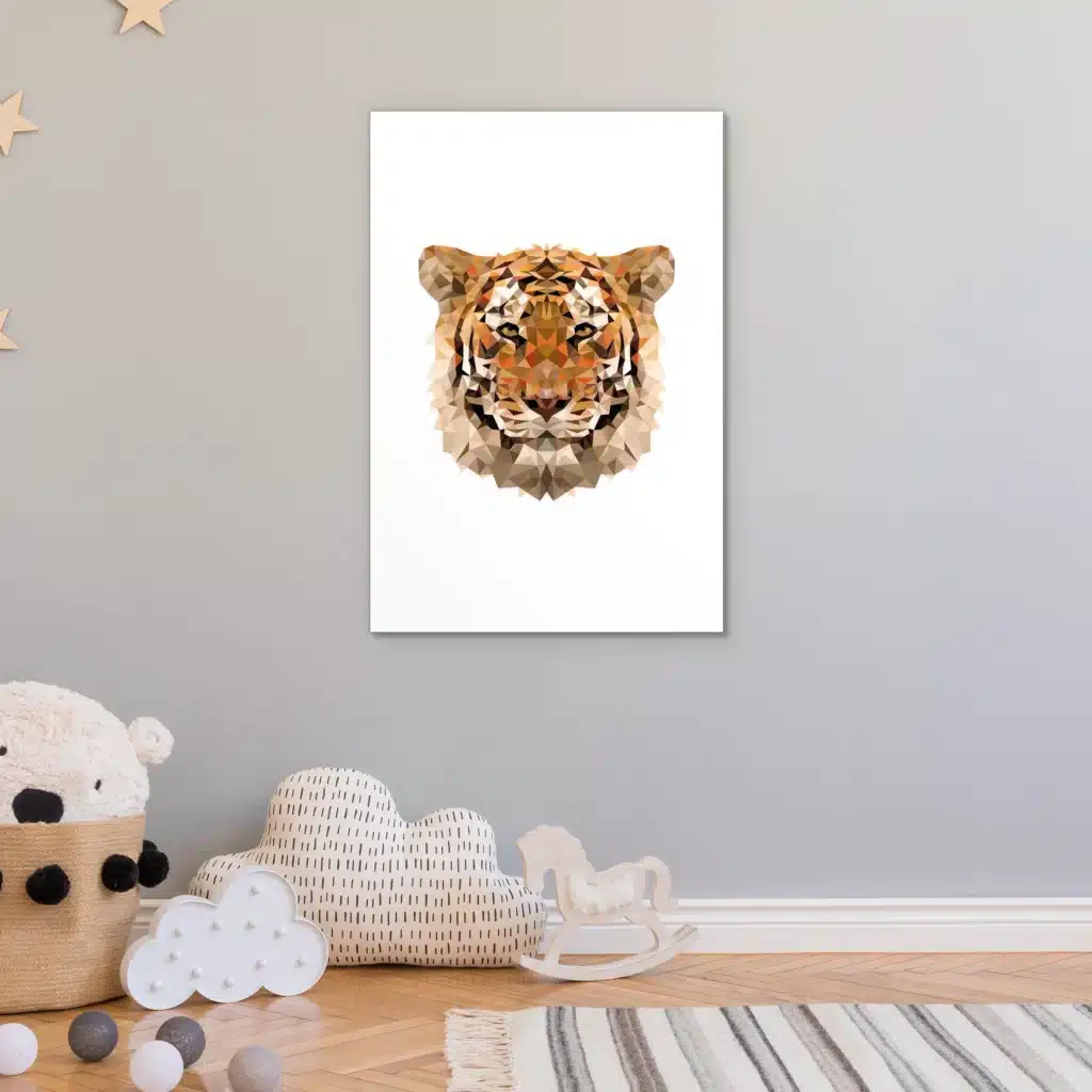 Pixxi tijger in een kinderkamer aan een grijze muur met houten sterren en knuffels