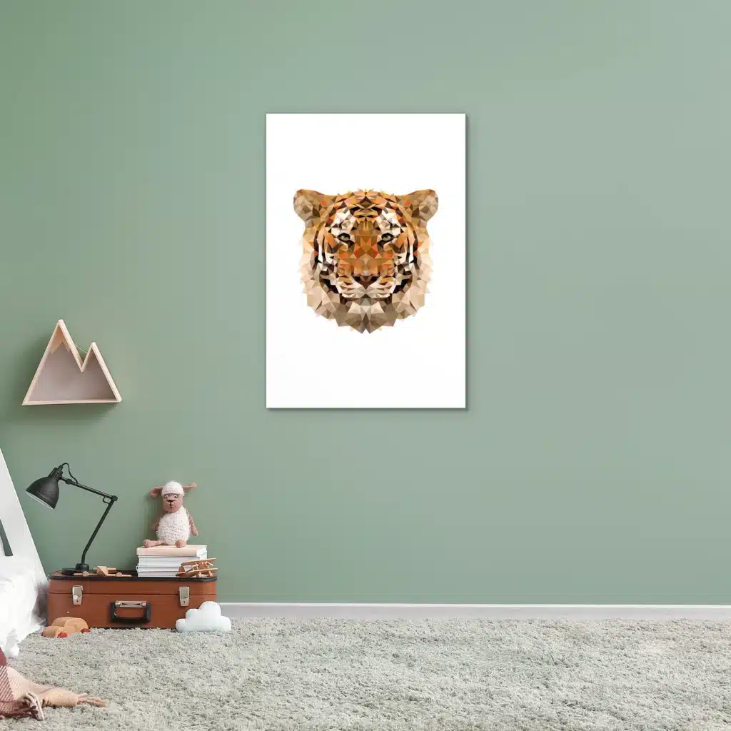 Pixxi tijger aan een saliegroene muur in een kinderkamer met een bureaulamp en koffertje