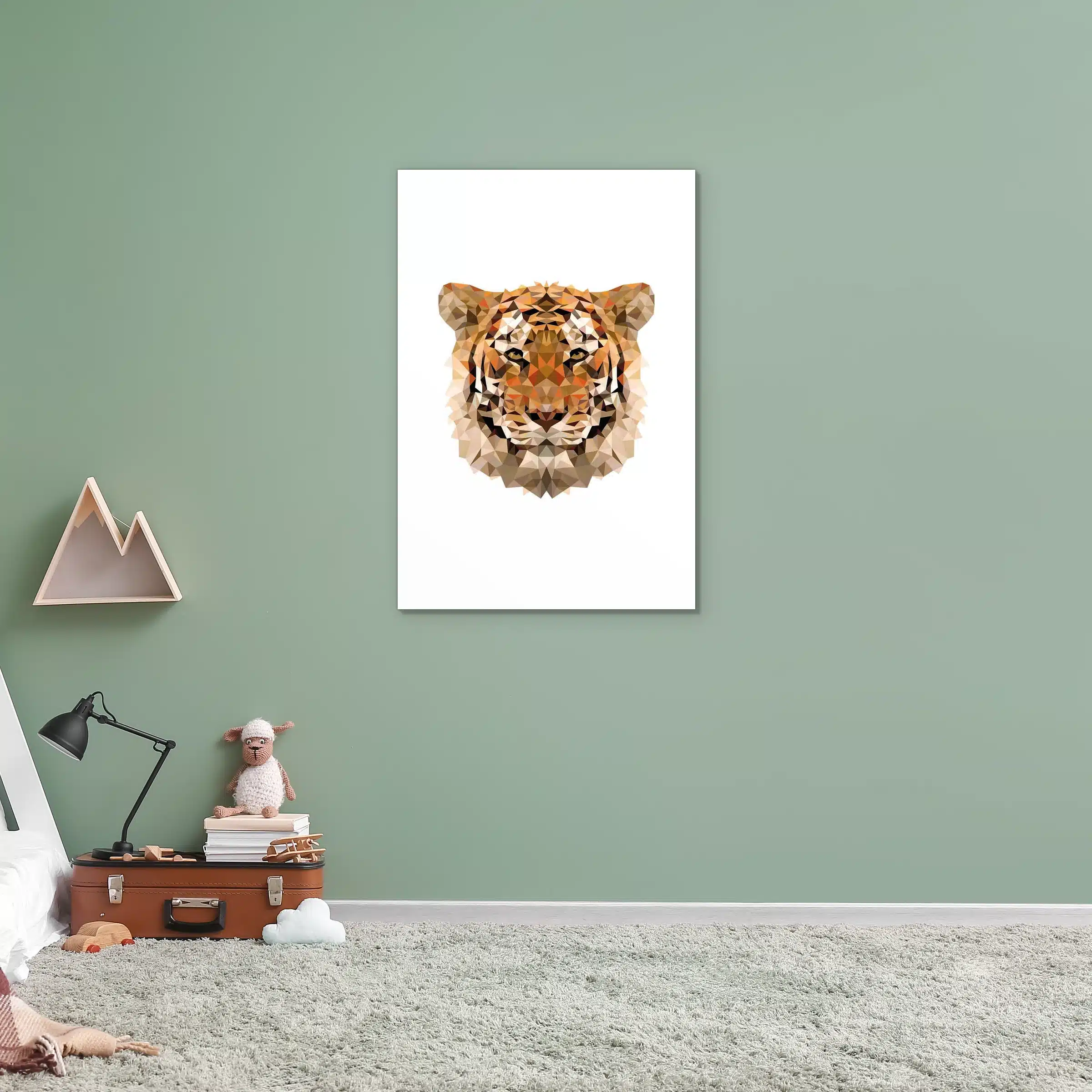 Pixxi tijger aan een saliegroene muur in een kinderkamer met een bureaulamp en koffertje