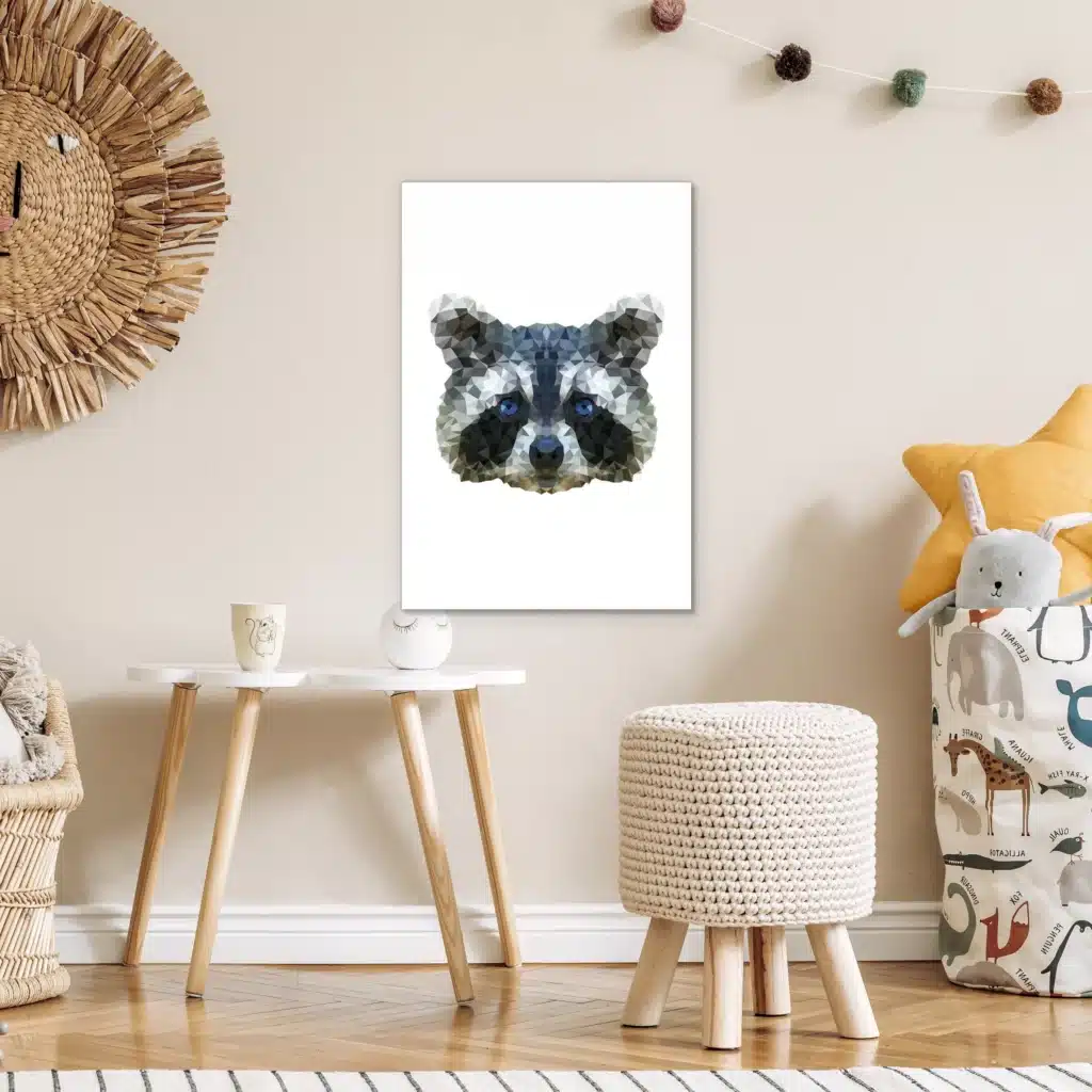 Pixxi wasbeer in een kinderkamer boven een wit kindertafeltje en een gebreid krukje