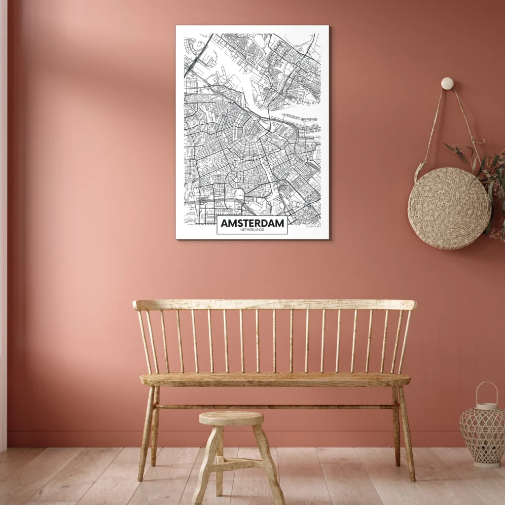Plattegrond Amsterdam boven een houten spijlenbank tegen een terracotta muur