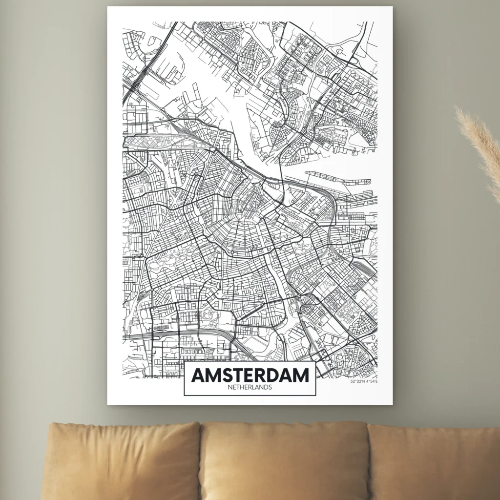 Plattegrond Amsterdam aan de muur boven een cognac bank