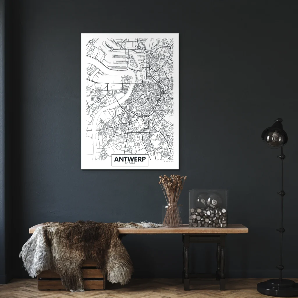 Plattegrond Antwerpen aan een donkerblauwe muur boven een oude houten console met een vacht