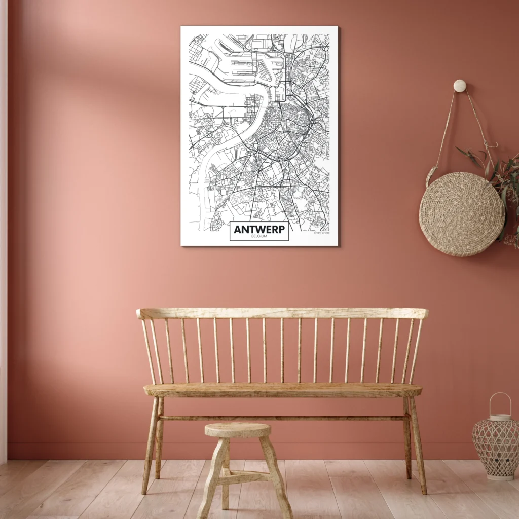 Plattegrond Antwerpen aan een terracotta muur boven een houten spijlenbank