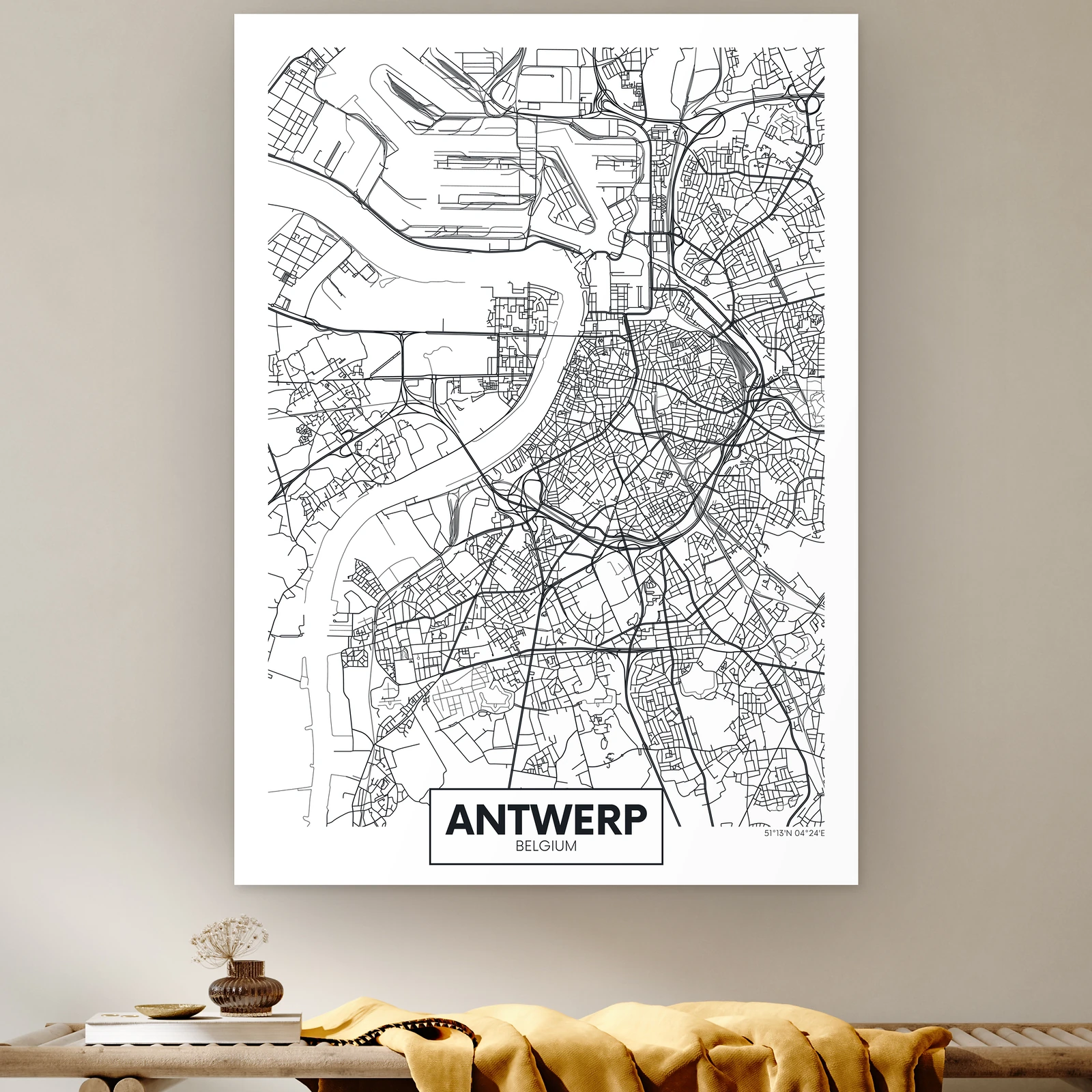 Plattegrond Antwerpen aan de muur boven een houten bank met een okergele plaid